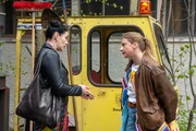 Sarah (Sophie Reiml, rechts) wird nachdenklich, als Tina (Anita Eichhorn, links) sie auffordert, keine weiteren Vorw&uuml;rfe gegen Philipp und Charly mehr vorzubringen.