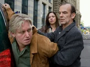 Die Hauptkommissare Eva Saalfeld (Simone Thomalla) und Andreas Keppler (Martin Wuttke, re.) verhaften den Bauunternehmer Rose (Arved Birnbaum) unter dringendem Mordverdacht vor dem Leipziger Rathaus.