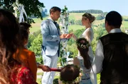 Petra (Jana Reinermann) und Martin (Sebastian Achilles) geben sich das Ja-Wort und ganz Waldau ist dabei! Petra (Jana Reinermann) und Martin (Sebastian Achilles) geben sich das Ja-Wort und ganz Waldau ist dabei!