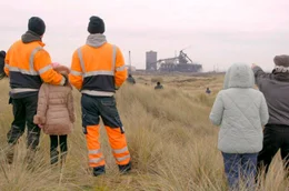 Ehemalige Stahlarbeiter und ihre Familien sehen zu, wie das alte Stahlwerk in Teesside abgerissen wird. Sie f&uuml;hlen sich von der Politik vergessen und verraten &ndash; dabei war hier 2016 die Brexit-Begeisterung noch gro&szlig;.