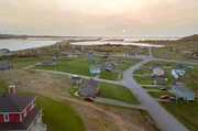 La Petite Baie im Sonnenuntergang: Zwischen Wind und Düne pflegen die Madelinots eine lebhafte Kultur, die ihnen hilft, mitten im Sankt-Lorenz-Golf zu überleben. La Petite Baie im Sonnenuntergang: Zwischen Wind und Düne pflegen die Madelinots eine lebhafte Kultur, die ihnen hilft, mitten im Sankt-Lorenz-Golf zu überleben.
