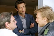 Sven Hansen (Igor Jeftic, M.) und Michi Mohr (Max Müller, re.) warten auf das Ergebnis der Spurensicherung. Sven Hansen (Igor Jeftic, M.) und Michi Mohr (Max Müller, re.) warten auf das Ergebnis der Spurensicherung.