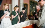 Susie (Kasia Koleczek), Lady Felicia (Nancy Carroll), Mrs McCarthy (Sorcha Cusack), Father Brown (Mark Williams) und James Trewlove (Dan Fredenburgh). Susie (Kasia Koleczek), Lady Felicia (Nancy Carroll), Mrs McCarthy (Sorcha Cusack), Father Brown (Mark Williams) und James Trewlove (Dan Fredenburgh).