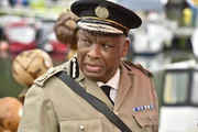 Nur knapp entkommt Tyrus Demille dem Schuss des Täters. Um ihn vor weiteren Gefahren zu schützen, ordnet Commissioner Selwyn Patterson (Don Warrington) Schutzmaßnahmen an und beauftragt Officer Dwayne Myers mit dieser Aufgabe. Nur knapp entkommt Tyrus Demille dem Schuss des Täters. Um ihn vor weiteren Gefahren zu schützen, ordnet Commissioner Selwyn Patterson (Don Warrington) Schutzmaßnahmen an und beauftragt Officer Dwayne Myers mit dieser Aufgabe.
