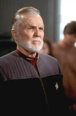 Admiral Matthew Dougherty (Anzhony Zerbe) leitet die Untersuchungen, um herauszufinden was wirklich auf dem Planeten Ba'ku vor sich geht.