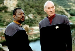 Eine besondere Strahlung auf dem Planten Ba'ku bewirkt eine st&auml;ndige Verj&uuml;ngung der Zellen. Die Augen von Lieutenant Commander Geordi La Forge (LeVar Burton, l.) regenerieren sich und Captain Picard (Patrick Stewart, r.) wird immer unbeschwerter.