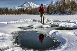 Aussto&szlig; von Methan am Goldstream Lake in Fairbanks, Alaska