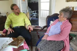Pfarrer Dietrich Eichenberg ist f&uuml;r viele in der Gegend ein wichtiger Ansprechpartner - auch f&uuml;r die 92-j&auml;hrige Ingeborg von Kalben.