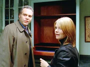 Det. Robert Goren (Vincent D'Onofrio) und seine Partnerin Det. Alexandra Eames (Kathryn Erbe) durchsuchen die Wohnung des Opfers. Det. Robert Goren (Vincent D'Onofrio) und seine Partnerin Det. Alexandra Eames (Kathryn Erbe) durchsuchen die Wohnung des Opfers.