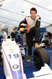 Willi macht einen Besuch im Fahrerlager am Norisring und begutachtet einen BMW-Boliden.