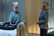 Martina Seiffert (Astrid M. Fünderich, r.) spricht mit Hildegard Hellwig (Peggy Lukac, l.) und erfährt dabei, dass die in der Tatnacht nicht nur ihre Nichte, sondern auch ihren Bruder verloren hat. Martina Seiffert (Astrid M. Fünderich, r.) spricht mit Hildegard Hellwig (Peggy Lukac, l.) und erfährt dabei, dass die in der Tatnacht nicht nur ihre Nichte, sondern auch ihren Bruder verloren hat.