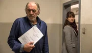 Anwältin Dominique Kuster (Ina Paule Klink) will Thomas Borchert (Christian Kohlund) wegen seiner schmutzigen Geschäfte nicht verteidigen. Anwältin Dominique Kuster (Ina Paule Klink) will Thomas Borchert (Christian Kohlund) wegen seiner schmutzigen Geschäfte nicht verteidigen.