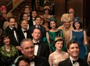 3. Reihe von l.-r.: Abe Weissman (Tony Shalhoub), Moishe Maisel (Kevin Pollak), Joel Maisel (Michael Zegen), Shirley Maisel (Caroline Aaron), Rose Weissman (Marin Hinkle), Miriam 'Midge' Maisel (Rachel Brosnahan)