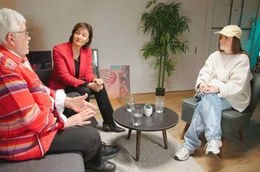 Queer leben damals und heute: S&auml;ngerin LUNA (r.) und Aktivist Klaus Schirdewahn (l.) im Erfahrungsaustausch mit Sandra Maischberger (M.)