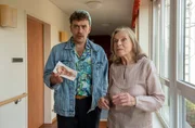 Aus ihrem Zimmer im Seniorenheim ist Thea Worms (Karin Nennemann, r.) eine Halskette gestolen worden. Nils Sanchez (Enrique Fi&szlig;, l.) mutma&szlig;t, dass die Diebin oder der Dieb zum Personal des Heims geh&ouml;rt.