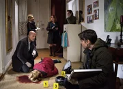 Am Tatort, v.li.: Christian Berkel als Bruno Schumann, Anna Blomeier als Esther Rubens, Henriette M&uuml;ller als Katja Stade, Antonia Holfelder als Inge Tschernay, Timo Jacobs als Jan Michalski, Nils Nellessen als Dr. Timo Hildebrandt