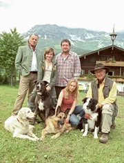 Tierpsychologe Stefan Suttner (Siegfried Rauch, re.), Tierärztin Dr. Marion Brückner (Marita Marschall, 2.v.re.), Bürgermeister Wegerer (Franz Buchrieser, li.), Nadja Smith (Daniela Preuß) und Xaver Riedel (Maximilian Krückl). Tierpsychologe Stefan Suttner (Siegfried Rauch, re.), Tierärztin Dr. Marion Brückner (Marita Marschall, 2.v.re.), Bürgermeister Wegerer (Franz Buchrieser, li.), Nadja Smith (Daniela Preuß) und Xaver Riedel (Maximilian Krückl).