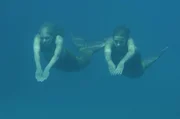 Rikki (Cariba Heine, li.) und Emma (Claire Holt, re.) k&ouml;nnen nicht fassen, dass Lewis Cleo den Job im Freizeitpark weggeschnappt hat. Sie machen sich auf den Weg dorthin um ihm das Leben schwer zu machen.