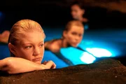Rikki (Cariba Heine, li.) sch&auml;mt sich ihrer Herkunft und traut sich nicht mal mit ihren Freundinnen dar&uuml;ber zu reden.