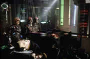 Die Borg haben Lieutenant Commander Data (Brent Spiner) entf&uuml;hrt und halten ihn in ihrem Raumschiff gefangen.