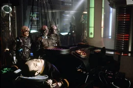 Die Borg haben Lieutenant Commander Data (Brent Spiner) entf&uuml;hrt und halten ihn in ihrem Raumschiff gefangen.