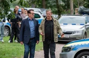 Die Kriminalhauptkommissare Lars (Ingo Naujoks, l.) und Finn (Sven Martinek, r.) kommen am Tatort an und diskutieren den Fall des toten Grafikers Jonas Schlebusch. Die Kriminalhauptkommissare Lars (Ingo Naujoks, l.) und Finn (Sven Martinek, r.) kommen am Tatort an und diskutieren den Fall des toten Grafikers Jonas Schlebusch.
