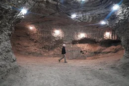 Tom Douglas steigt nahe der Stadt Fox in den Permafrost hinab.