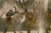 Nach dem pl&ouml;tzlichen Tod des Kaisers Aurelius, der ihn als Nachfolger ernennen wollte, wird Maximus (Russell Crowe, 2.v.r.) von den Schergen des neuen Kaisers Commodus gefasst und auf dem Sklavenmarkt verkauft. Dort l&auml;sst sich Maximus zum Gladiator ausbilden, um sich zu r&auml;chen ...