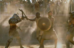 Nach dem pl&ouml;tzlichen Tod des Kaisers Aurelius, der ihn als Nachfolger ernennen wollte, wird Maximus (Russell Crowe, 2.v.r.) von den Schergen des neuen Kaisers Commodus gefasst und auf dem Sklavenmarkt verkauft. Dort l&auml;sst sich Maximus zum Gladiator ausbilden, um sich zu r&auml;chen ...