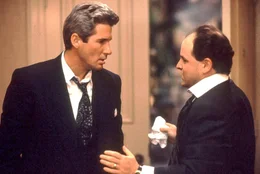 L-R: Edward Lewis (Richard Gere) und Philip Stuckey (Jason Alexander).