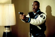 Wenn Super-Cop Axel Foley (Eddie Murphy) seine Opfer nicht mit der Waffe in Schach halten kann, dann quasselt er sie einfach mit einem Maschinengewehr-Stakkato zu Tode ...