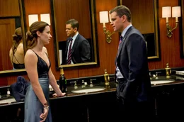 Aus Zufall treffen sich Elise (Emily Blunt, l.) und David (Matt Damon, r.) auf dem Herrenklo kurz vor einer wichtigen politischen Rede von David. Sie &ouml;ffnet ihm die Augen, was sein Auftreten komplett ver&auml;ndern wird. Noch wissen beide nicht, dass dies alles vorbestimmt war ...