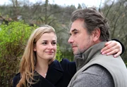 Theresa (Ines Lutz, l.); Hans (Ralph Schicha, r.)