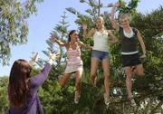 Charlotte (Brittany Byrnes, unten) weist Cleo (Phoebe Tonkin, li.), Emma (Claire Holt, Mitte) und Rikki (Cariba Heine, re.), dass ihre Superkräfte stärker sind als die der drei Meerjungfrauen-Freundinnen. Charlotte (Brittany Byrnes, unten) weist Cleo (Phoebe Tonkin, li.), Emma (Claire Holt, Mitte) und Rikki (Cariba Heine, re.), dass ihre Superkräfte stärker sind als die der drei Meerjungfrauen-Freundinnen.