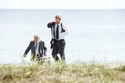 Kommissar Thomas Andreasson (Jakob Cedergren, r.) findet schnell heraus, dass es sich bei der Wasserleiche um Mord handelt. Kommissar Thomas Andreasson (Jakob Cedergren, r.) findet schnell heraus, dass es sich bei der Wasserleiche um Mord handelt.