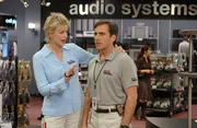 W&auml;hrend seine Freunde versuchen, ihn mit irgendeiner Frau zu verkuppeln, setzt Andys (Steve Carell, r.) garstige Chefin Paula (Jane Lynch, l.) ihm ordentlich zu ...