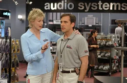 W&auml;hrend seine Freunde versuchen, ihn mit irgendeiner Frau zu verkuppeln, setzt Andys (Steve Carell, r.) garstige Chefin Paula (Jane Lynch, l.) ihm ordentlich zu ...