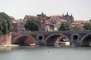 Seit über 800 Jahren klingen in den Straßen von Toulouse kräftige Stimmen. Der Straßengesang ist eine volkstümliche Tradition, die die okzitanische Sprache am Leben hält und auch Protest ausdrückt. Seit über 800 Jahren klingen in den Straßen von Toulouse kräftige Stimmen. Der Straßengesang ist eine volkstümliche Tradition, die die okzitanische Sprache am Leben hält und auch Protest ausdrückt.