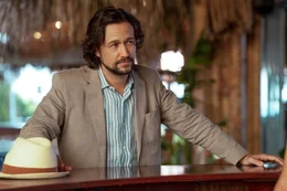 Nick Bali (Joseph Gordon-Levitt) befragt in der Strandbar eine Mitarbeiterin zu ihren Beobachtungen. Der Verungl&uuml;ckte verbrachte hier einen Teil seines letzten Abends.