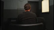 Der Mann sitzt mit dem R&uuml;cken zum Betrachter