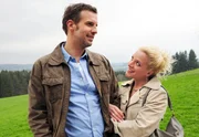Tanja (Judith Hildebrandt, r.) &uuml;berredet Nils (Florian Stadler, l.) zu einer Party f&uuml;r Elena, um diese nach ihrer Pr&uuml;fung aufzuheitern.