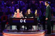 Moderator Kai Pflaume (r.) mit Rateteam-Kapit&auml;n Bernhard Ho&euml;cker (l.) und der Schauspielerin Elisabeth Lanz (M.).