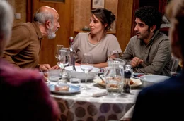 Masud (Ramin Yazdani, li.) kritisiert seinen Sohn Faraz (Reza Brojerdi) und seine Schwiegertochter Viola (Amelie Kiefer).