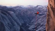 Jimmy Chin klettert an einem Seil. Jimmy Chin klettert an einem Seil.