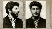 Polizeiakte, 1902, Stalin ist 23 Jahre alt. Am auffälligsten ist die Modernität dieses Bildes. Mit seinem Schal, seinem Blick und seinen gnadenlosen Augen könnte er auch eine Filmfigur sein. Polizeiakte, 1902, Stalin ist 23 Jahre alt. Am auffälligsten ist die Modernität dieses Bildes. Mit seinem Schal, seinem Blick und seinen gnadenlosen Augen könnte er auch eine Filmfigur sein.