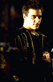 Marcus Aurelius Sohn Commodus (Joaquin Phoenix) wird ins Feldlager nach Germanien befohlen und erf&auml;hrt von seinem Vater, dass er in der Thronfolge &uuml;bergangen wird. Bitter entt&auml;uscht erstickt er seinen Vater, bem&auml;ntelt dessen Tod als nat&uuml;rlichen und erhebt sich selbst zum r&ouml;mischen Kaiser ...