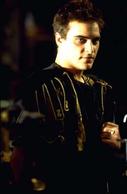 Marcus Aurelius Sohn Commodus (Joaquin Phoenix) wird ins Feldlager nach Germanien befohlen und erf&auml;hrt von seinem Vater, dass er in der Thronfolge &uuml;bergangen wird. Bitter entt&auml;uscht erstickt er seinen Vater, bem&auml;ntelt dessen Tod als nat&uuml;rlichen und erhebt sich selbst zum r&ouml;mischen Kaiser ...