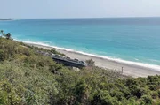 Der Pazifik macht an der Ostküste Taiwans seinem Namen alle Ehre – friedlich säumt das Meer den menschenleeren Strand. Der Pazifik macht an der Ostküste Taiwans seinem Namen alle Ehre – friedlich säumt das Meer den menschenleeren Strand.
