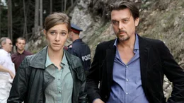 Ermittlungen in der Provinz: Sascha Bergmann (Hary Prinz) m&ouml;chte den &bdquo;Heimvorteil&ldquo; der in St. Raphael geborenen Sandra Mohr (Miriam Stein) nutzen.