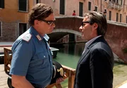 Commissario Brunetti gerät mit Maresciallo Steiner aneinander. Commissario Brunetti gerät mit Maresciallo Steiner aneinander.
